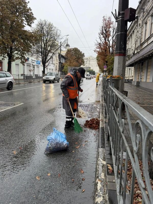 В Симферополе дождливо, но, несмотря на погоду, дворники продолжают выполнять свою работу - делают наш город чистым! В Симферополе дождливо, но, несмотря на погоду, дворники продолжают выполнять свою работу - делают наш город чистым!
