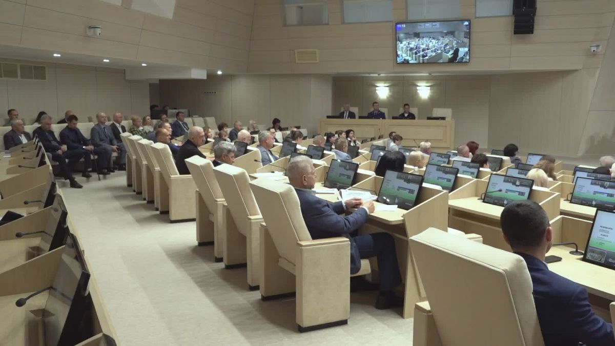 В рамках «Правительственного часа» депутаты заслушали информацию министра жилищно-коммунального хозяйства РК Алексея Кудинова о готовности объектов и служб жизнеобеспечения республики к эксплуатации в осенне-зимний период...