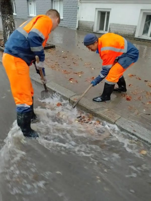 В Севастополе оперативно устраняют последствия непогоды В Севастополе оперативно устраняют последствия непогоды