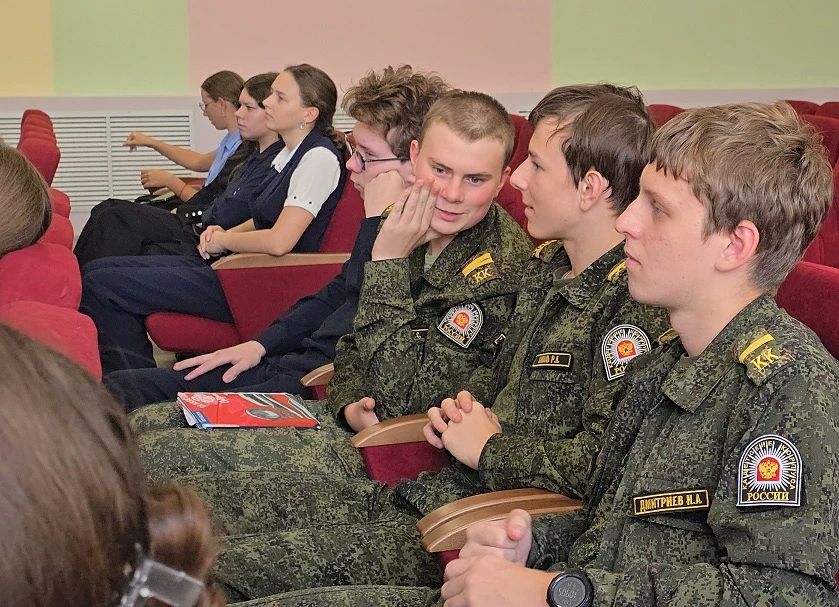 В Севастополе военные следователи провели занятие для школьников по цифровой безопасности В Севастополе военные следователи провели занятие для школьников по цифровой безопасности