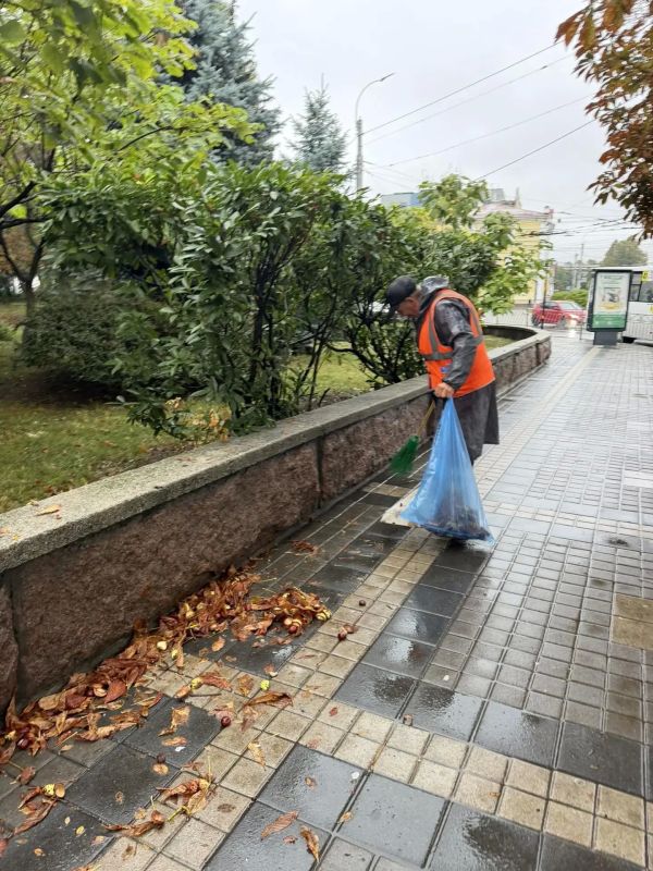 В Симферополе дождливо, но, несмотря на погоду, дворники продолжают выполнять свою работу - делают наш город чистым! В Симферополе дождливо, но, несмотря на погоду, дворники продолжают выполнять свою работу - делают наш город чистым!