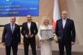 Владимир Константинов: На заседании Государственного Совета с Главой Республики Сергеем Аксёновым вручили руководителям Евпатории памятный знак и свидетельство о присуждении городу почётного звания Республики Крым...