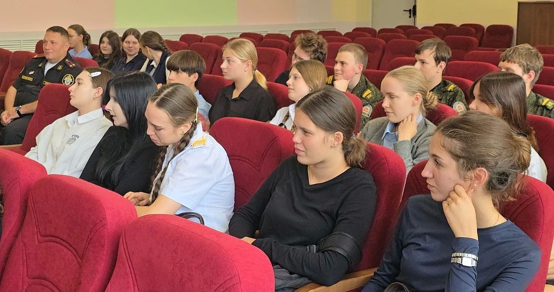 В Севастополе военные следователи провели занятие для школьников по цифровой безопасности В Севастополе военные следователи провели занятие для школьников по цифровой безопасности