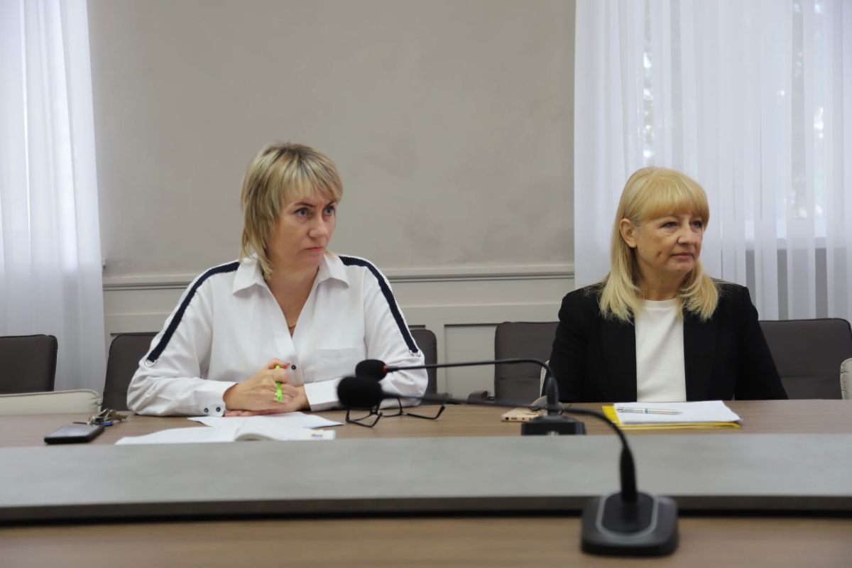 Сегодня совместно с главой администрации Бахчисарайского района Анжеликой Ястребовой участие в приёме граждан приняли глава муниципального образования Ольга Урайкина, депутат Государственного Совета Республики Крым Василий... Сегодня совместно с главой администрации Бахчисарайского района Анжеликой Ястребовой участие в приёме граждан приняли глава муниципального образования Ольга Урайкина, депутат Государственного Совета Республики Крым Василий...