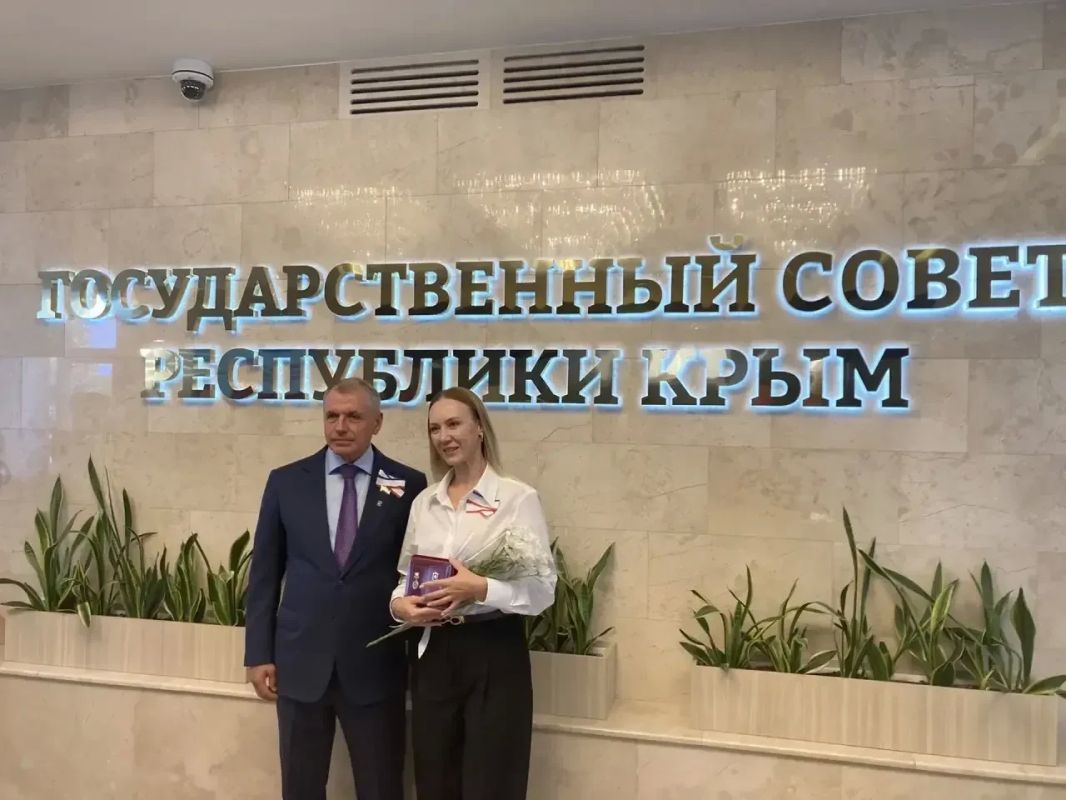 В честь Дня Государственного герба и Государственного флага Республики Крым за многолетний добросовестный труд, высокий профессионализм и вклад в развитие хореографического искусства почетное звание «Заслуженный артист...