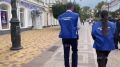 В Симферополе волонтеры поздравляют горожан с Днем Государственного флага и Государственного герба Республики Крым