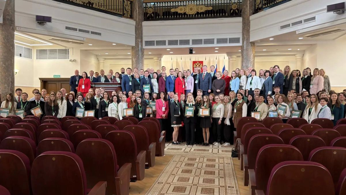 Наши победители в уже знакомом зале в Москве) Напомним, это их третья победа на всероссийском уровне