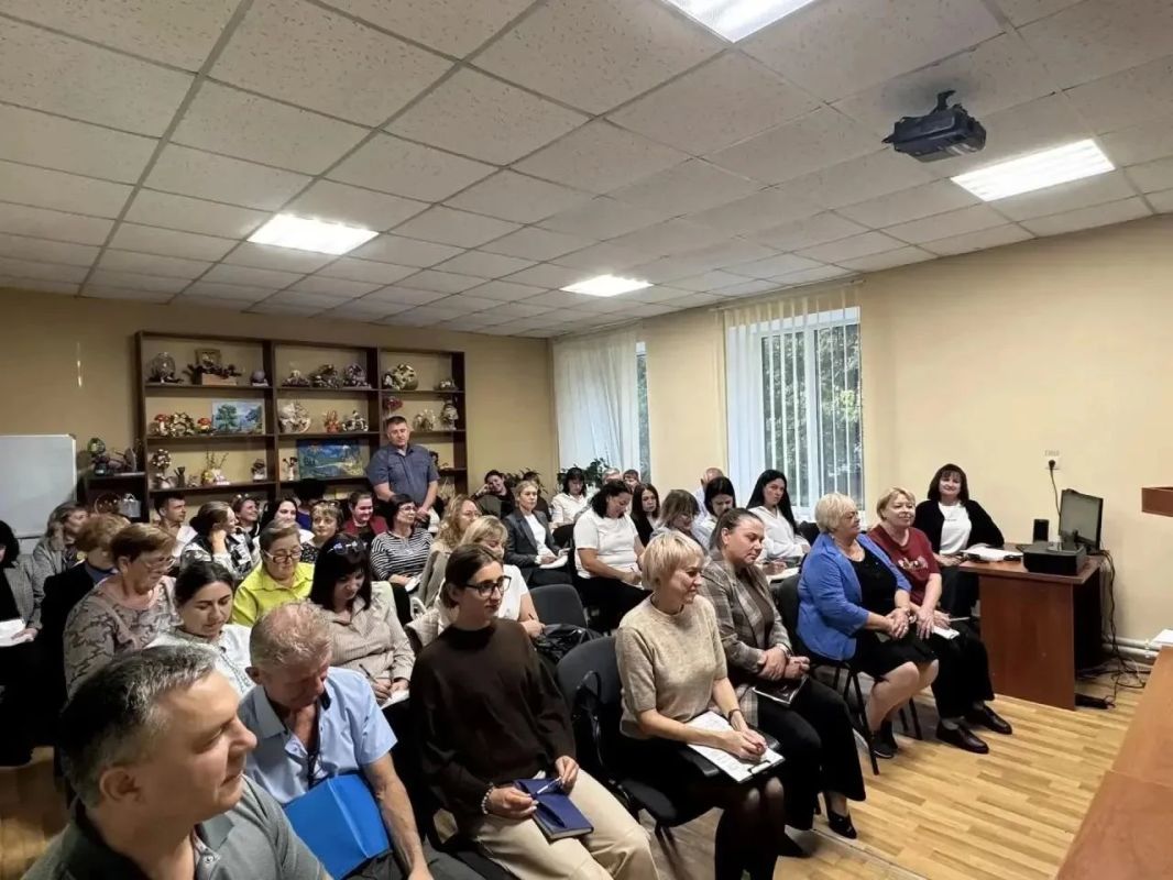 Дмитрий Мильгевский: Совместно с Председателем Нижнегорского районного совета Павлом Бурлаком и первым заместителем главы администрации Ольгой Шпак приняли участие в совещании с руководителями образовательных учреждений... Дмитрий Мильгевский: Совместно с Председателем Нижнегорского районного совета Павлом Бурлаком и первым заместителем главы администрации Ольгой Шпак приняли участие в совещании с руководителями образовательных учреждений...