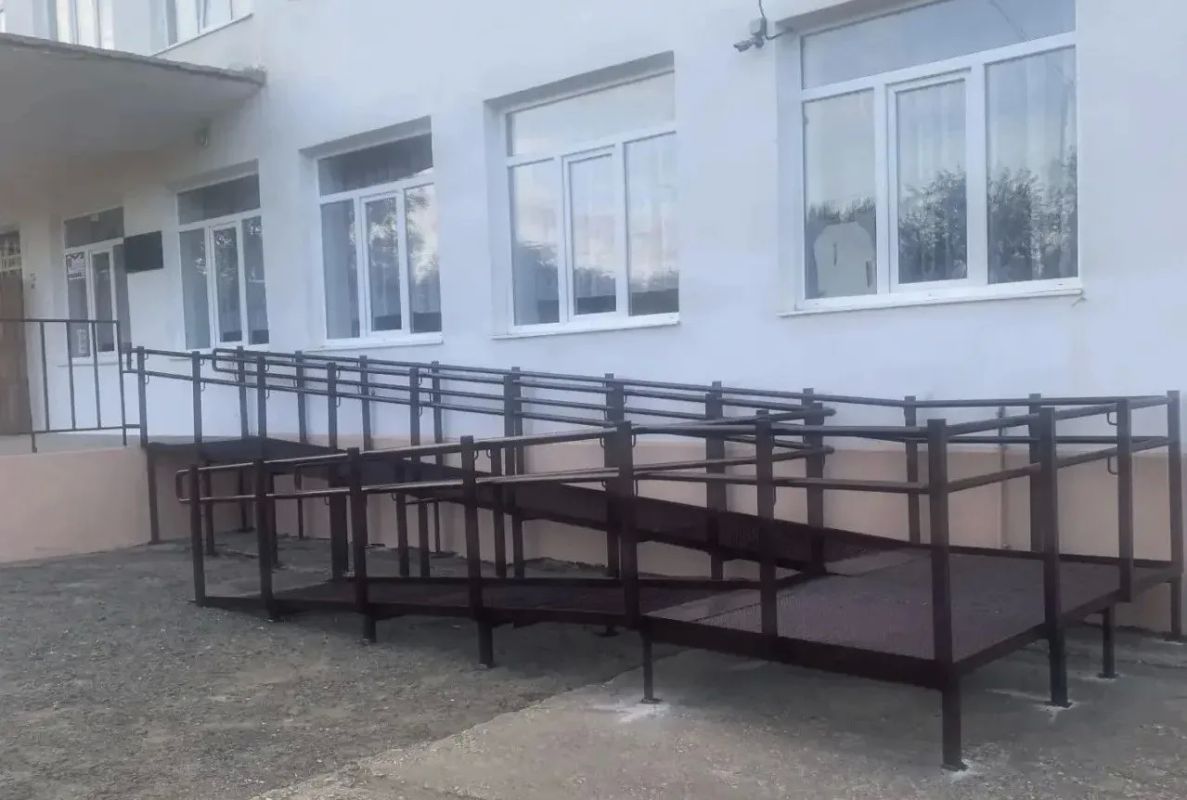 По требованию прокуратуры в школе Сакского района установили пандус