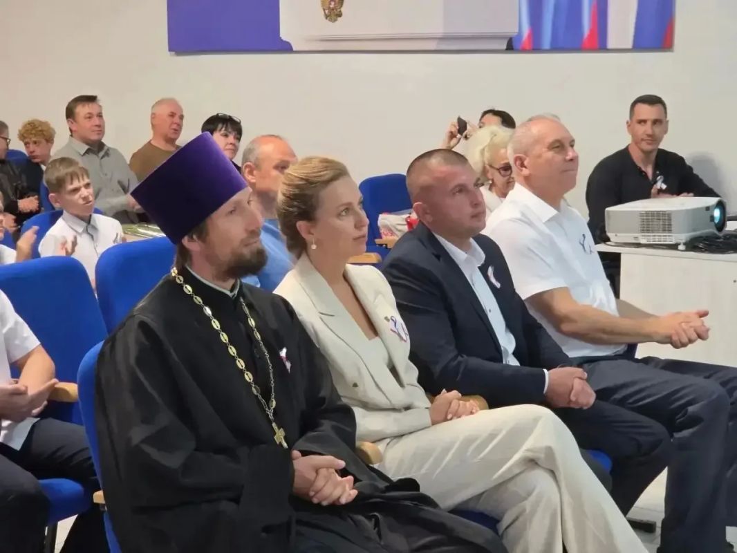 Дмитрий Мильгевский: Сегодня состоялось торжественное собрание, посвященное Дню Государственного герба и Государственного флага Республики Крым Дмитрий Мильгевский: Сегодня состоялось торжественное собрание, посвященное Дню Государственного герба и Государственного флага Республики Крым