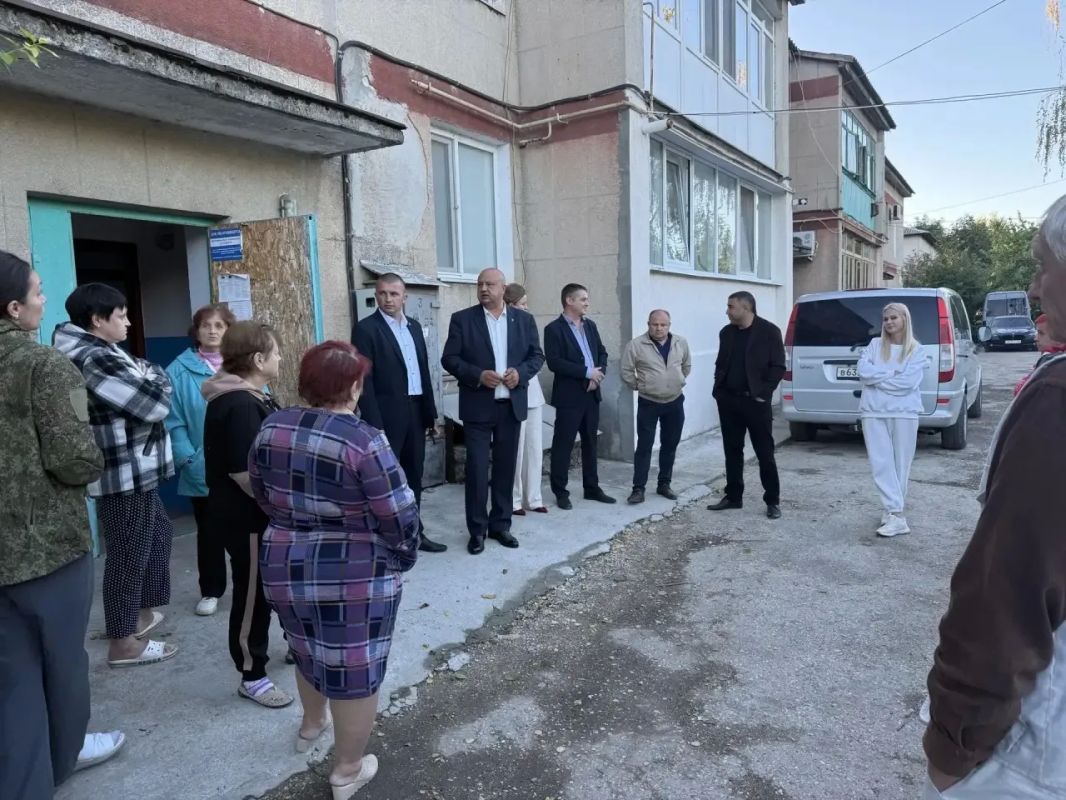 Дмитрий Мильгевский: Сегодня встретился с жителями многоквартирного дома в поселке по ул. Победы. Совместно обсудили важные вопросы, обозначили основные проблемы