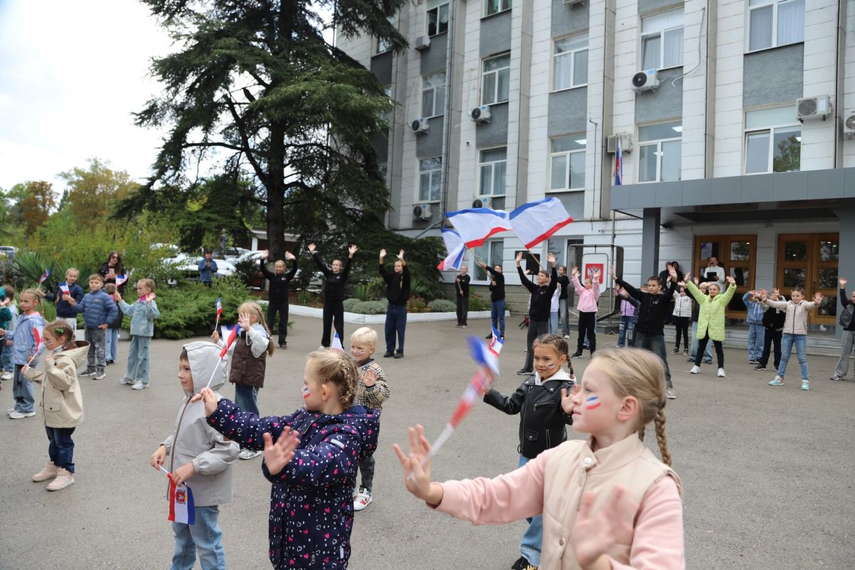 В День Государственного герба и Государственного флага Республики Крым возле здания администрации Бахчисарайского района состоялся праздничный флешмоб В День Государственного герба и Государственного флага Республики Крым возле здания администрации Бахчисарайского района состоялся праздничный флешмоб