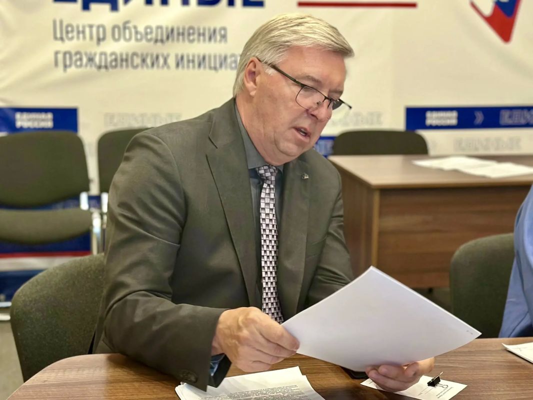 Владимир Немцев: На площадке региональной общественной приёмной Председателя партии «Единая Россия» Д. А. Медведева провёл приём граждан по личным вопросам Владимир Немцев: На площадке региональной общественной приёмной Председателя партии «Единая Россия» Д. А. Медведева провёл приём граждан по личным вопросам