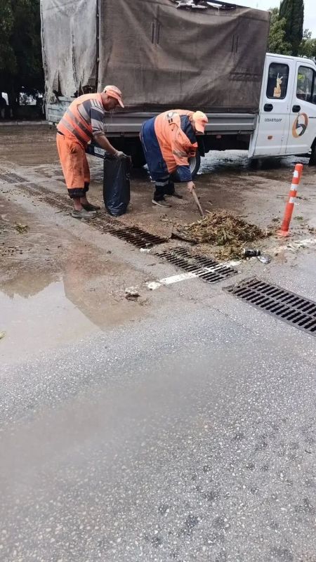 В Севастополе ликвидируют последствия вчерашнего шторма В Севастополе ликвидируют последствия вчерашнего шторма
