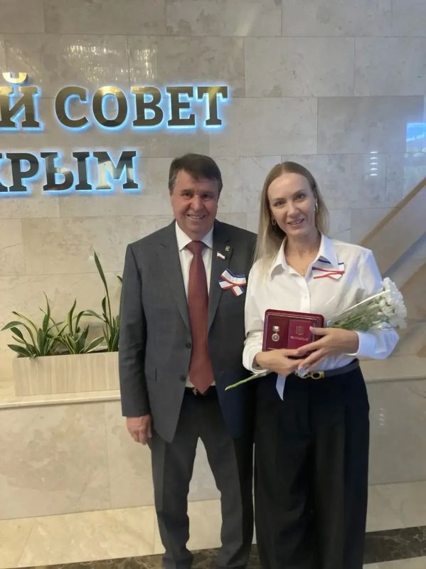 В честь Дня Государственного герба и Государственного флага Республики Крым за многолетний добросовестный труд, высокий профессионализм и вклад в развитие хореографического искусства почетное звание «Заслуженный артист... В честь Дня Государственного герба и Государственного флага Республики Крым за многолетний добросовестный труд, высокий профессионализм и вклад в развитие хореографического искусства почетное звание «Заслуженный артист...