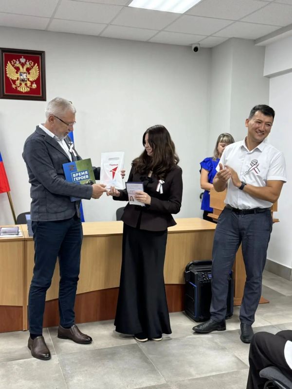 Сегодня, в День Государственного герба и Государственного флага Республики Крым, юным сакчанам торжественно вручили паспорта Сегодня, в День Государственного герба и Государственного флага Республики Крым, юным сакчанам торжественно вручили паспорта