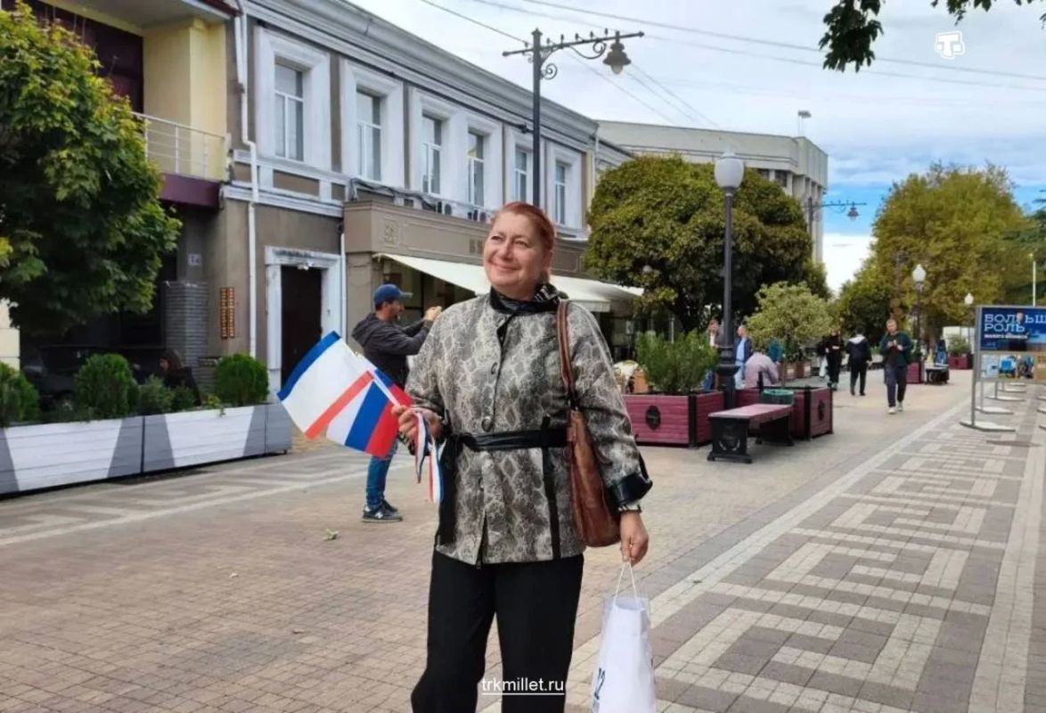 В центре Симферополя прошла акция ко Дню флага и герба Республики Крым
