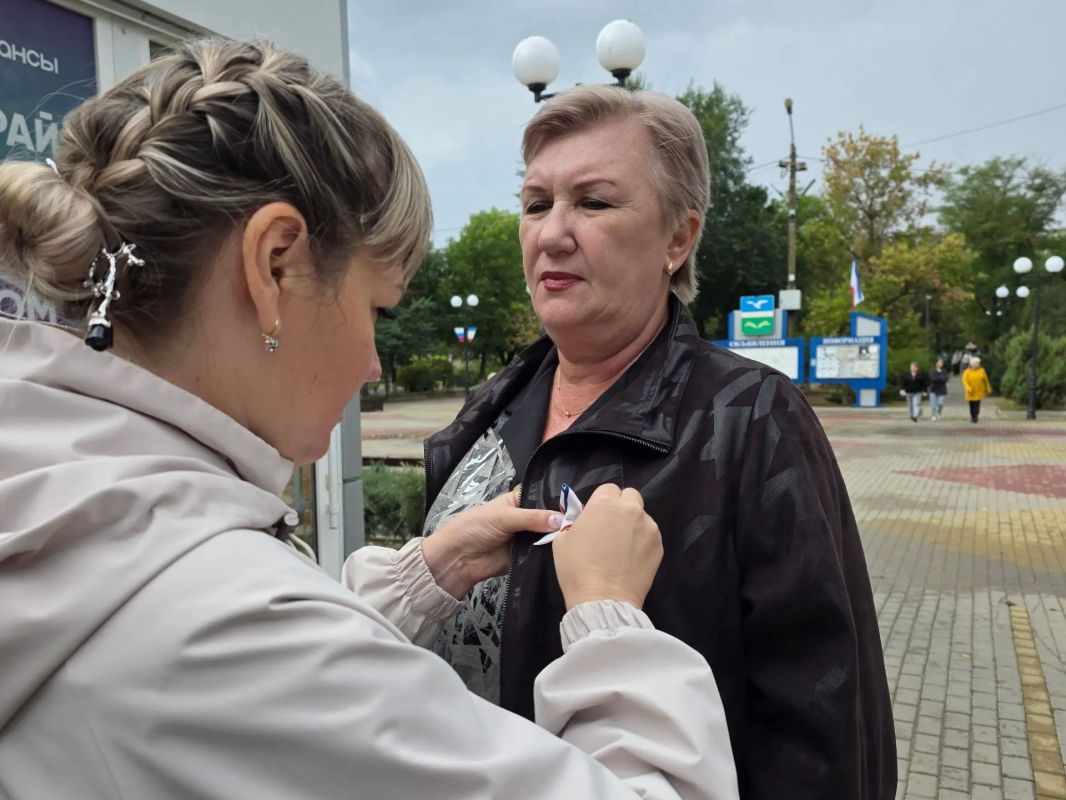 В Первомайском районе отметили День Государственного герба и Государственного флага Республики Крым В Первомайском районе отметили День Государственного герба и Государственного флага Республики Крым