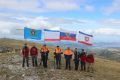 Флаг Крыма развевается на вершине горы Чатыр-Даг
