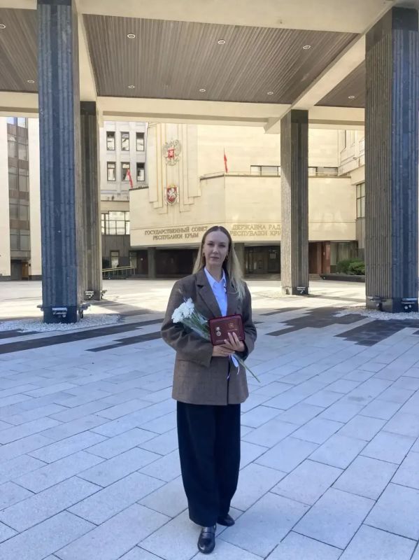 В честь Дня Государственного герба и Государственного флага Республики Крым за многолетний добросовестный труд, высокий профессионализм и вклад в развитие хореографического искусства почетное звание «Заслуженный артист... В честь Дня Государственного герба и Государственного флага Республики Крым за многолетний добросовестный труд, высокий профессионализм и вклад в развитие хореографического искусства почетное звание «Заслуженный артист...