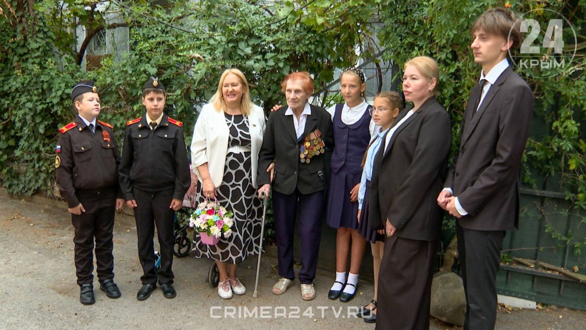 С Днём герба и флага Крыма поздравили ялтинского ветерана Великой Отечественной войны