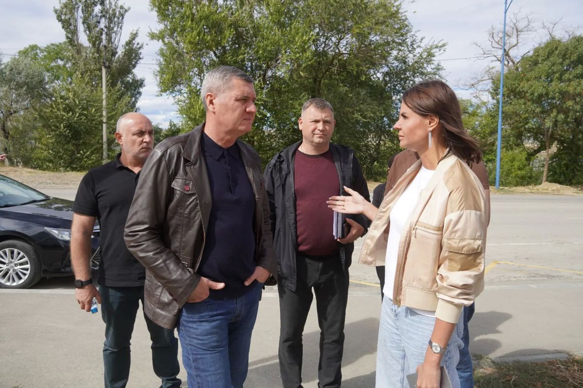 Игорь Крутьков: В рамках визита куратора Керчи - заместителя Председателя Совета министров РК Николая Воробьева проинспектировали работы по благоустройству придомовых территорий Игорь Крутьков: В рамках визита куратора Керчи - заместителя Председателя Совета министров РК Николая Воробьева проинспектировали работы по благоустройству придомовых территорий