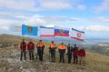 Сотрудники МЧС Крыма подняли флаг республики на вершину горы
