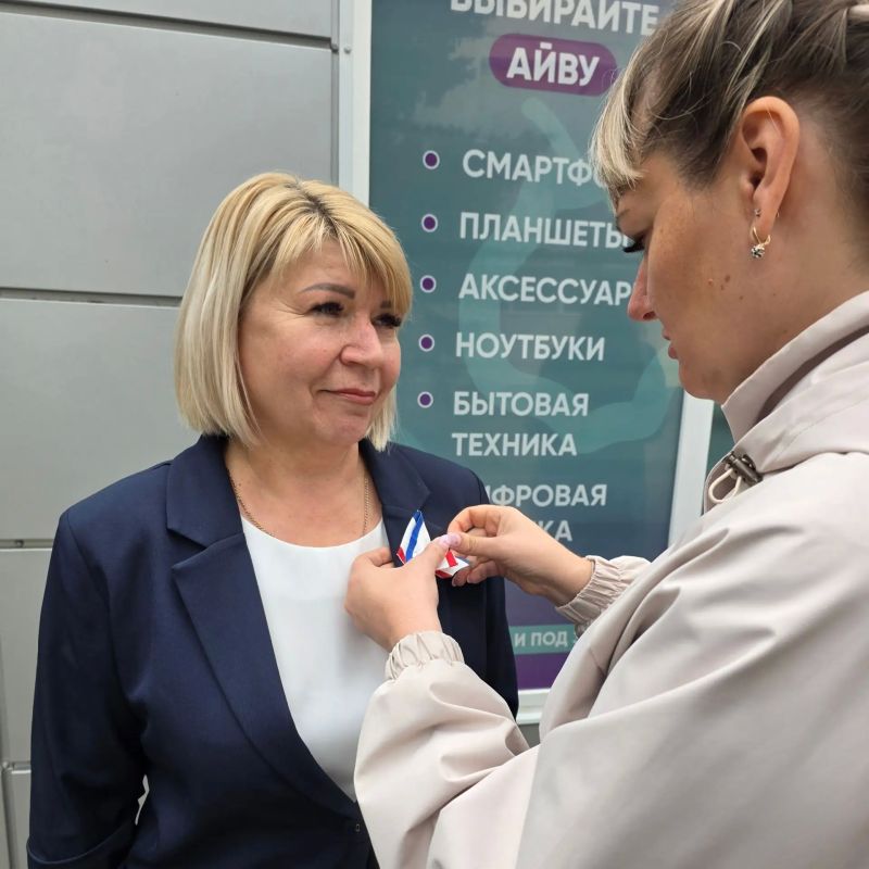 В Первомайском районе отметили День Государственного герба и Государственного флага Республики Крым В Первомайском районе отметили День Государственного герба и Государственного флага Республики Крым