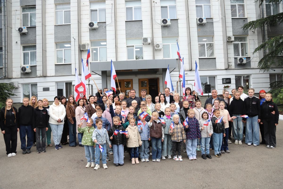 В День Государственного герба и Государственного флага Республики Крым возле здания администрации Бахчисарайского района состоялся праздничный флешмоб В День Государственного герба и Государственного флага Республики Крым возле здания администрации Бахчисарайского района состоялся праздничный флешмоб