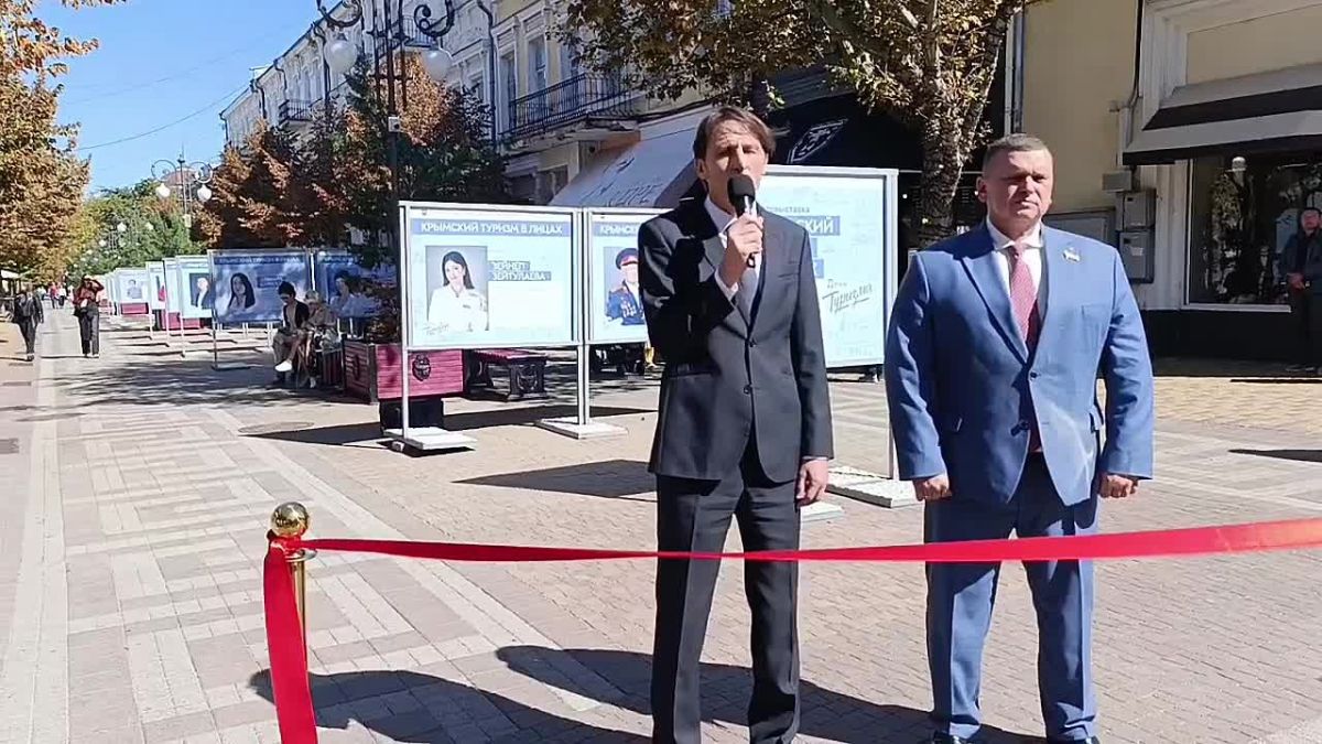 В центре крымской столицы к празднованию Всемирного дня туризма состоялось открытие выставки «Крымский туризм в лицах»