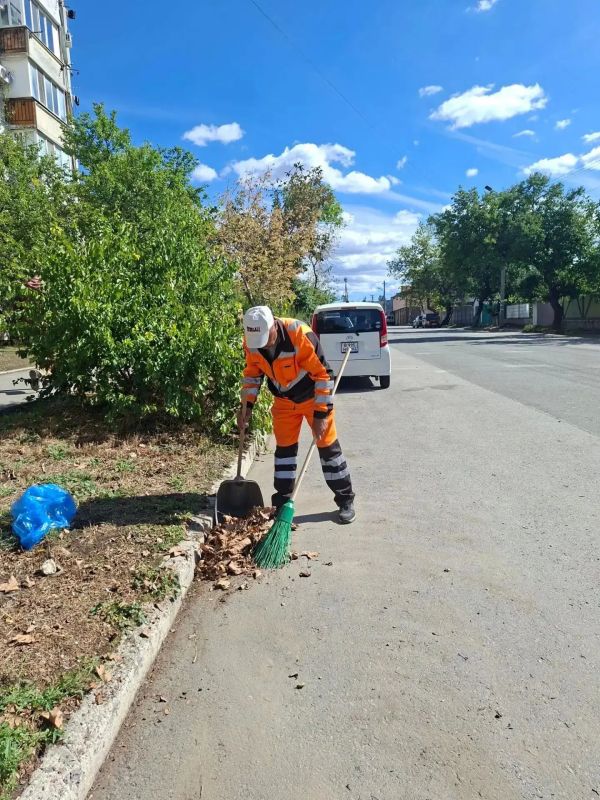 Чистота и порядок в Симферополе - ежедневная работа городских служб Чистота и порядок в Симферополе - ежедневная работа городских служб