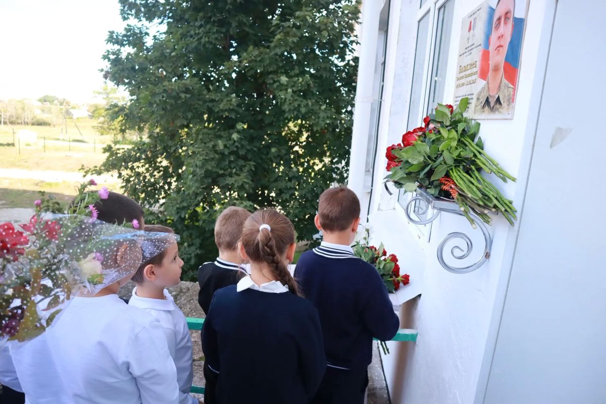 Сегодня в Новожиловской средней школе открыли мемориальную доску в память о её выпускнике, нашем земляке – Валентине Владимировиче Балаклеец Сегодня в Новожиловской средней школе открыли мемориальную доску в память о её выпускнике, нашем земляке – Валентине Владимировиче Балаклеец