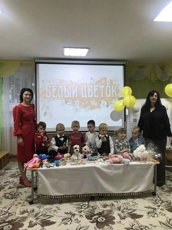 Сегодня во всех школах и детских садах нашего города прошла замечательная благотворительная акция «Белый цветок» Сегодня во всех школах и детских садах нашего города прошла замечательная благотворительная акция «Белый цветок»