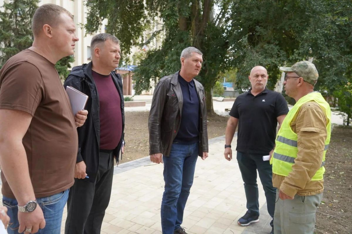 В рамках рабочего визита в Керчь заместитель Председателя Совета министров Республики Крым Николай Воробьев совместно с исполняющим обязанности главы администрации города Игорем Крутьковым и заместителем главы администрации... В рамках рабочего визита в Керчь заместитель Председателя Совета министров Республики Крым Николай Воробьев совместно с исполняющим обязанности главы администрации города Игорем Крутьковым и заместителем главы администрации...