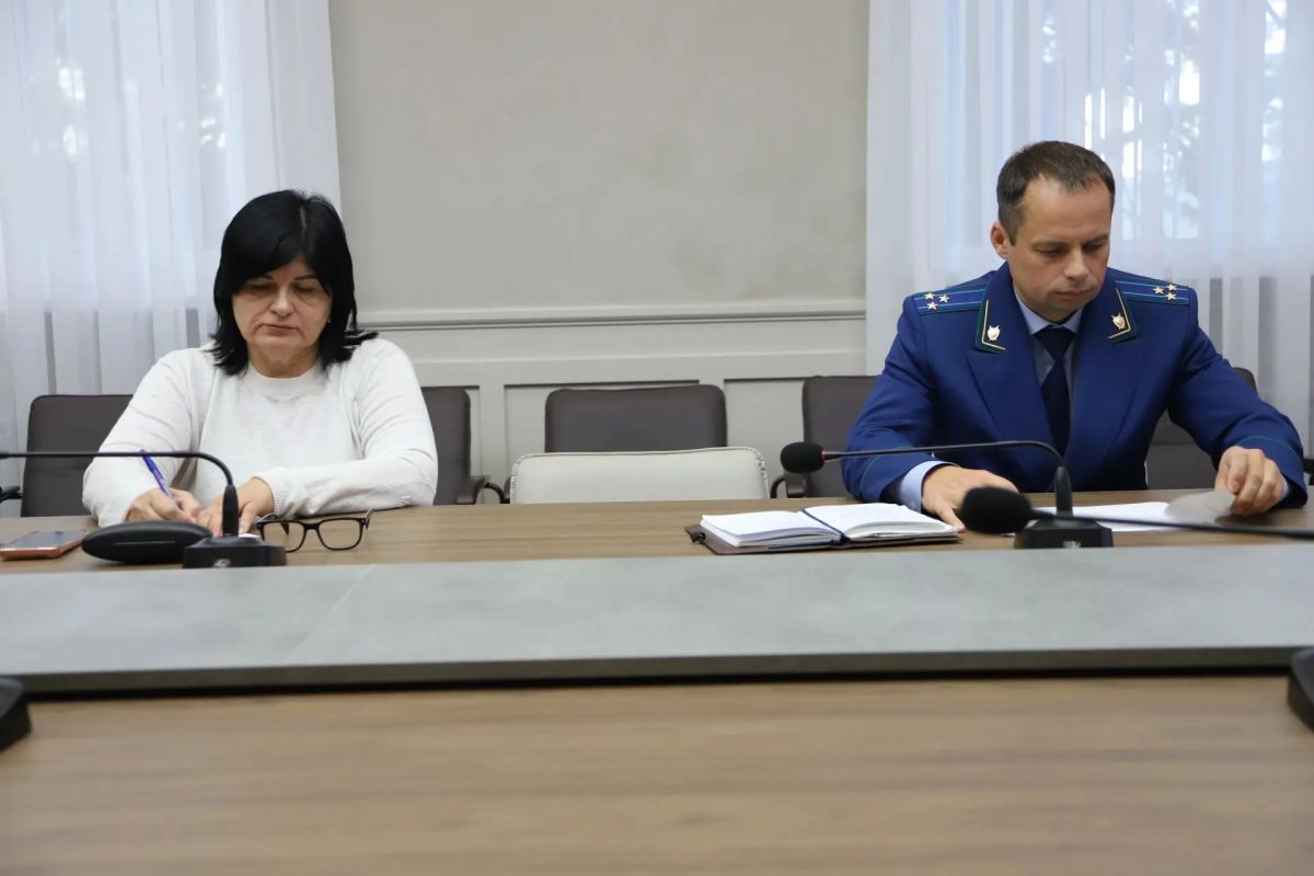 В здании администрации Бахчисарайского района состоялся личный приём граждан, в ходе которого заместитель прокурора Республики Крым Леонид Селивёрстов ответил на вопросы граждан В здании администрации Бахчисарайского района состоялся личный приём граждан, в ходе которого заместитель прокурора Республики Крым Леонид Селивёрстов ответил на вопросы граждан
