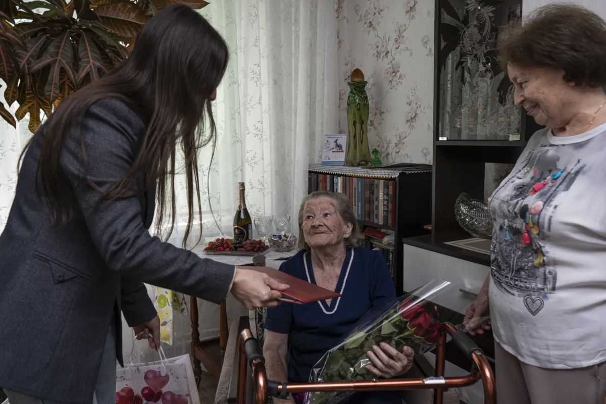 Сотрудники администрации Симферополя поздравили со 101-летием жительницу города Сотрудники администрации Симферополя поздравили со 101-летием жительницу города