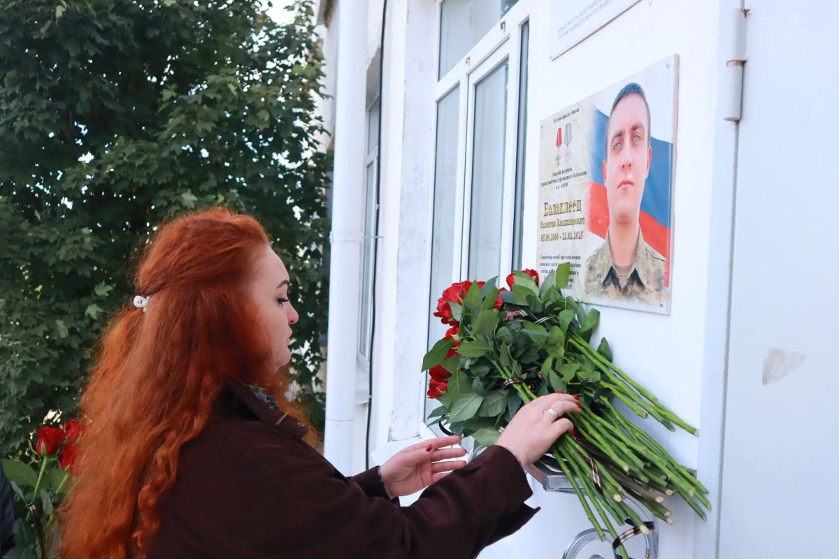 Сегодня в Новожиловской средней школе открыли мемориальную доску в память о её выпускнике, нашем земляке – Валентине Владимировиче Балаклеец Сегодня в Новожиловской средней школе открыли мемориальную доску в память о её выпускнике, нашем земляке – Валентине Владимировиче Балаклеец