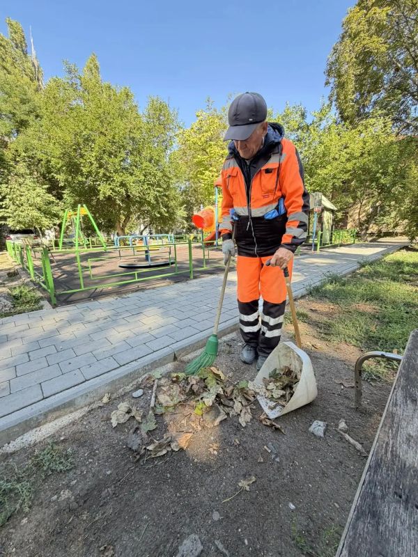 Чистота и порядок в Симферополе - ежедневная работа городских служб Чистота и порядок в Симферополе - ежедневная работа городских служб