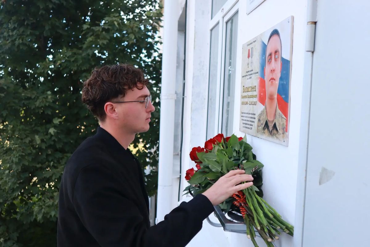 Сегодня в Новожиловской средней школе открыли мемориальную доску в память о её выпускнике, нашем земляке – Валентине Владимировиче Балаклеец Сегодня в Новожиловской средней школе открыли мемориальную доску в память о её выпускнике, нашем земляке – Валентине Владимировиче Балаклеец