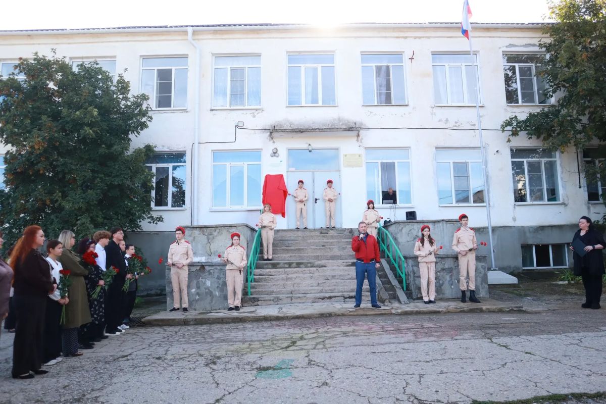 Сегодня в Новожиловской средней школе открыли мемориальную доску в память о её выпускнике, нашем земляке – Валентине Владимировиче Балаклеец Сегодня в Новожиловской средней школе открыли мемориальную доску в память о её выпускнике, нашем земляке – Валентине Владимировиче Балаклеец