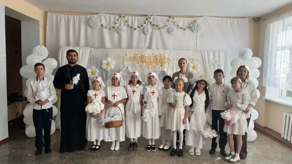 «Белый цветок» расцвёл в школах Сакского района: добро, творчество и помощь детям «Белый цветок» расцвёл в школах Сакского района: добро, творчество и помощь детям