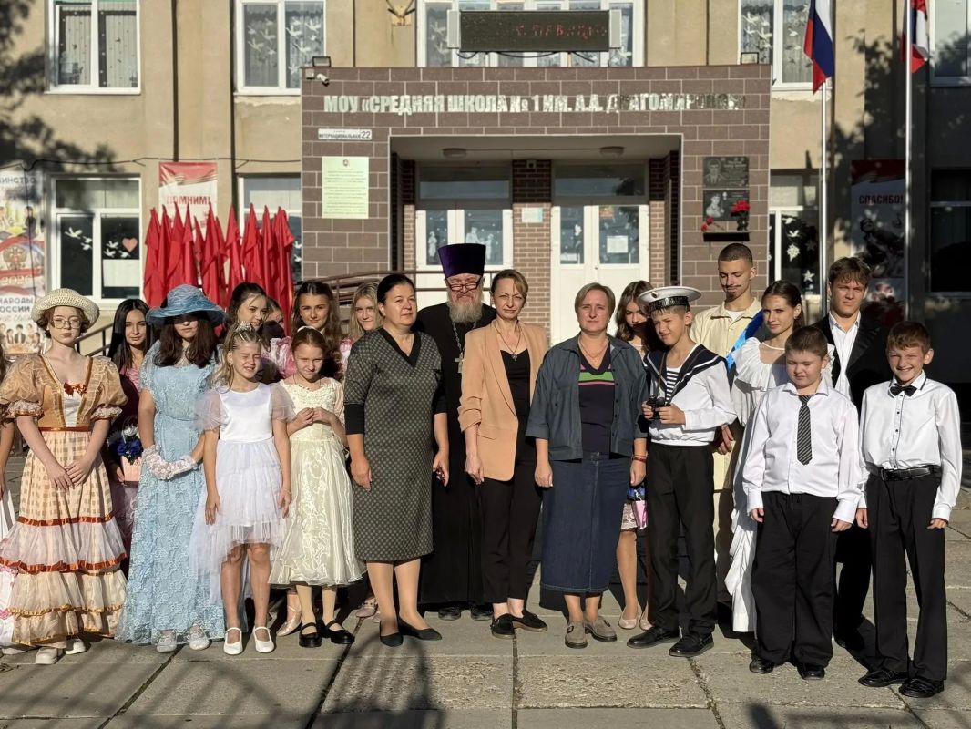 В образовательных учреждениях города прошла благотворительная акция «Белый цветок» В образовательных учреждениях города прошла благотворительная акция «Белый цветок»
