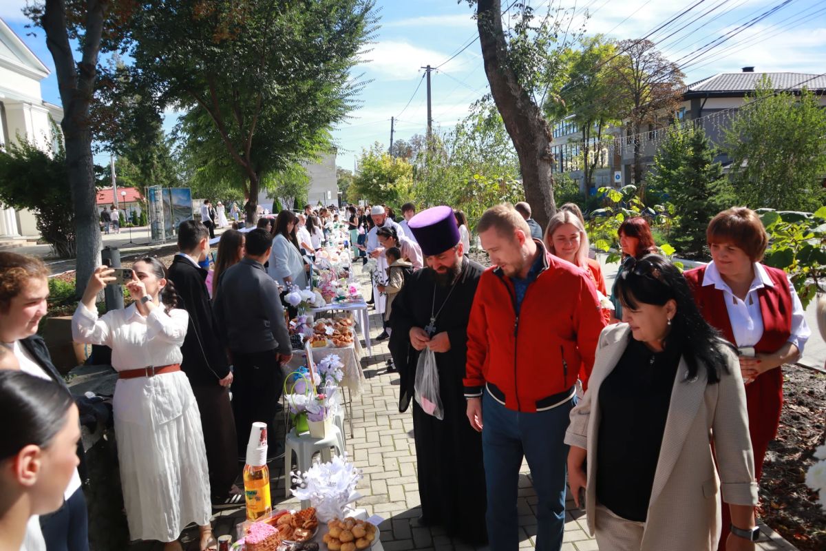 Добрые дела объединяют. Сегодня в Белогорске вновь прошла благотворительная акция «Белый цветок» Добрые дела объединяют. Сегодня в Белогорске вновь прошла благотворительная акция «Белый цветок»