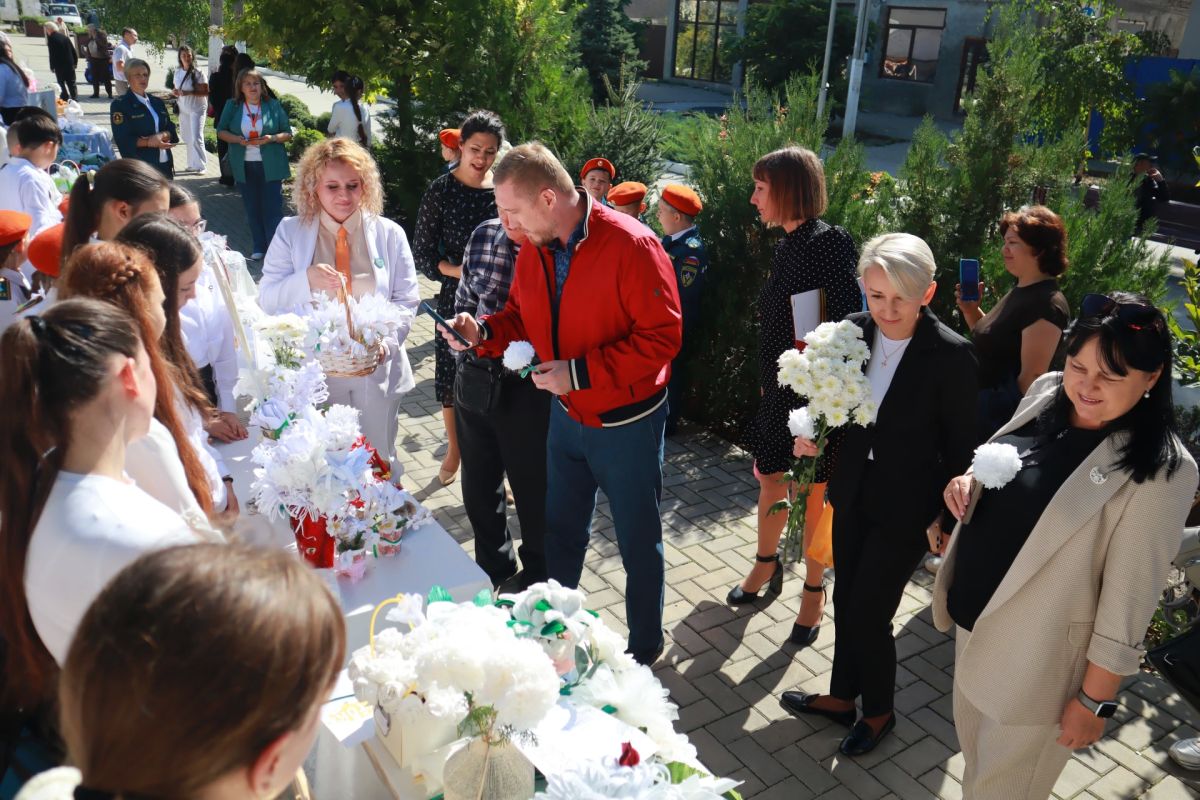 Добрые дела объединяют. Сегодня в Белогорске вновь прошла благотворительная акция «Белый цветок» Добрые дела объединяют. Сегодня в Белогорске вновь прошла благотворительная акция «Белый цветок»