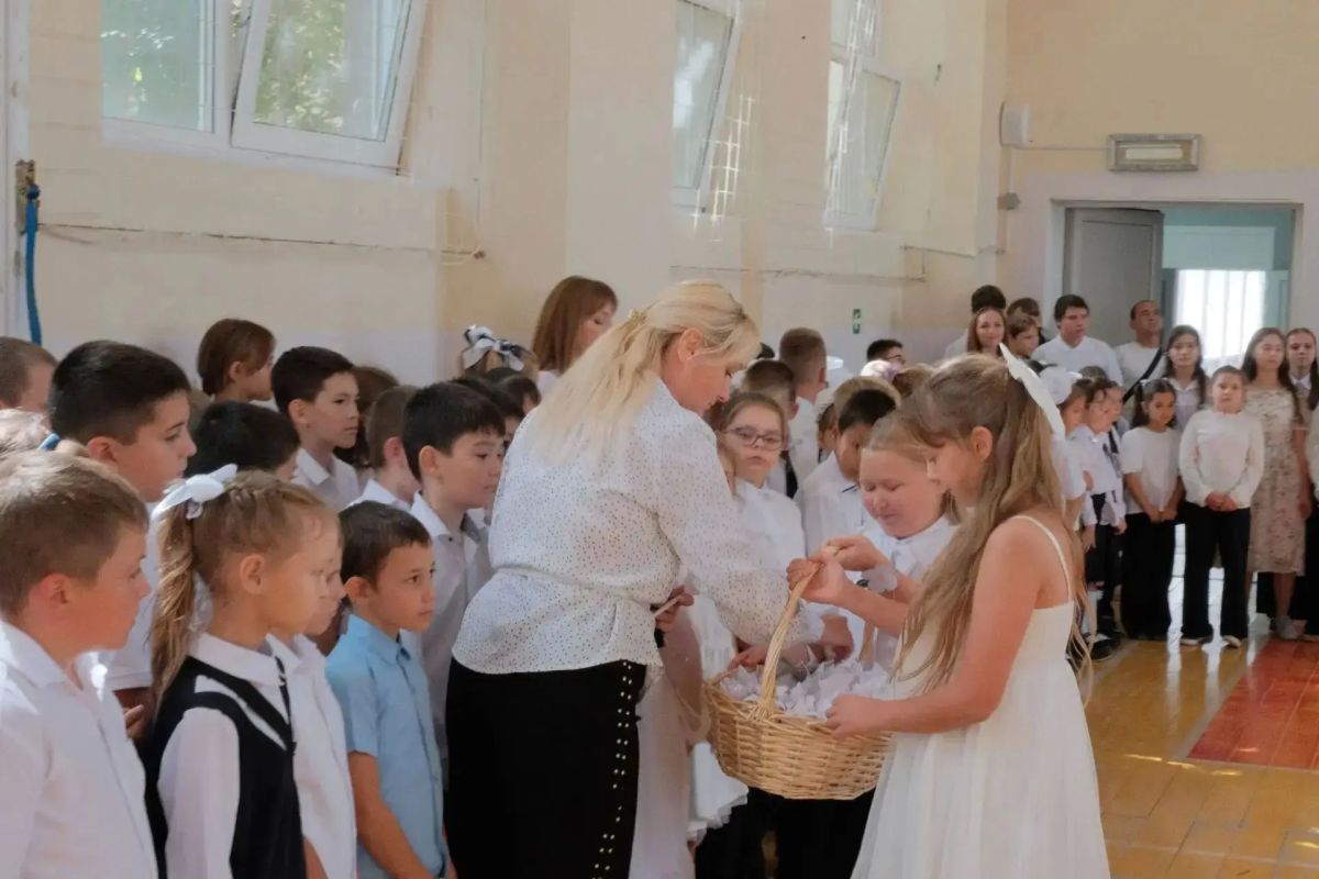 «Белый цветок» расцвёл в школах Сакского района: добро, творчество и помощь детям «Белый цветок» расцвёл в школах Сакского района: добро, творчество и помощь детям