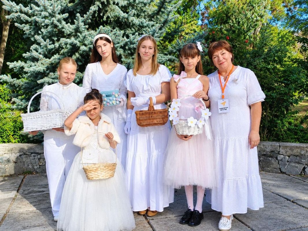 Сегодня, 25 сентября, во всех школах, колледжах и детских садах Республики Крым проходит единый день Всероссийской акция «Белый цветок». Сегодня, 25 сентября, во всех школах, колледжах и детских садах Республики Крым проходит единый день Всероссийской акция «Белый цветок».