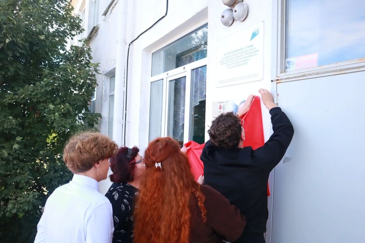 Сегодня в Новожиловской средней школе открыли мемориальную доску в память о её выпускнике, нашем земляке – Валентине Владимировиче Балаклеец Сегодня в Новожиловской средней школе открыли мемориальную доску в память о её выпускнике, нашем земляке – Валентине Владимировиче Балаклеец