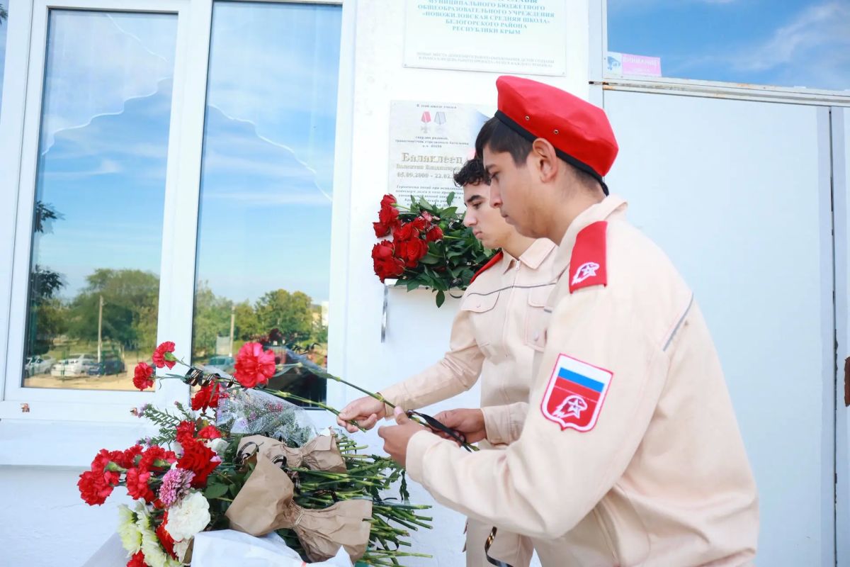 Сегодня в Новожиловской средней школе открыли мемориальную доску в память о её выпускнике, нашем земляке – Валентине Владимировиче Балаклеец Сегодня в Новожиловской средней школе открыли мемориальную доску в память о её выпускнике, нашем земляке – Валентине Владимировиче Балаклеец