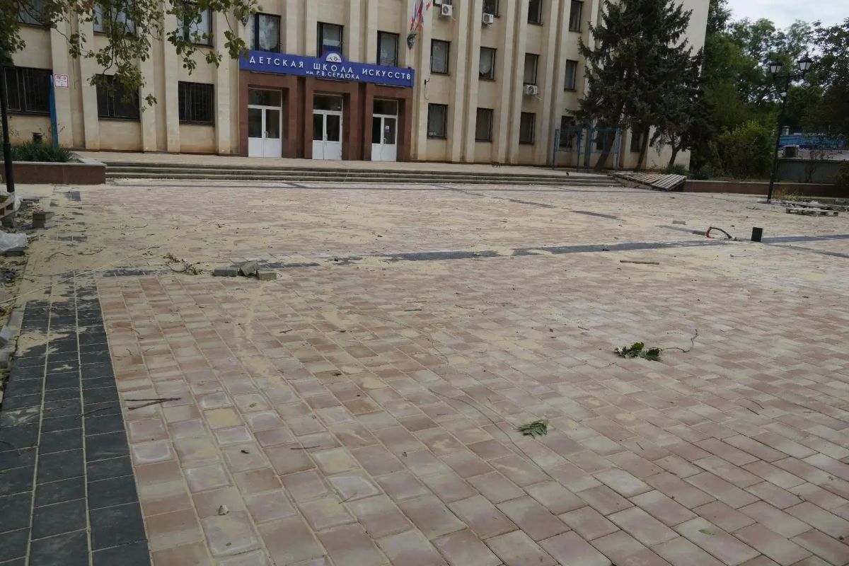 В Керчи благоустраивают территорию возле школы искусств В Керчи благоустраивают территорию возле школы искусств
