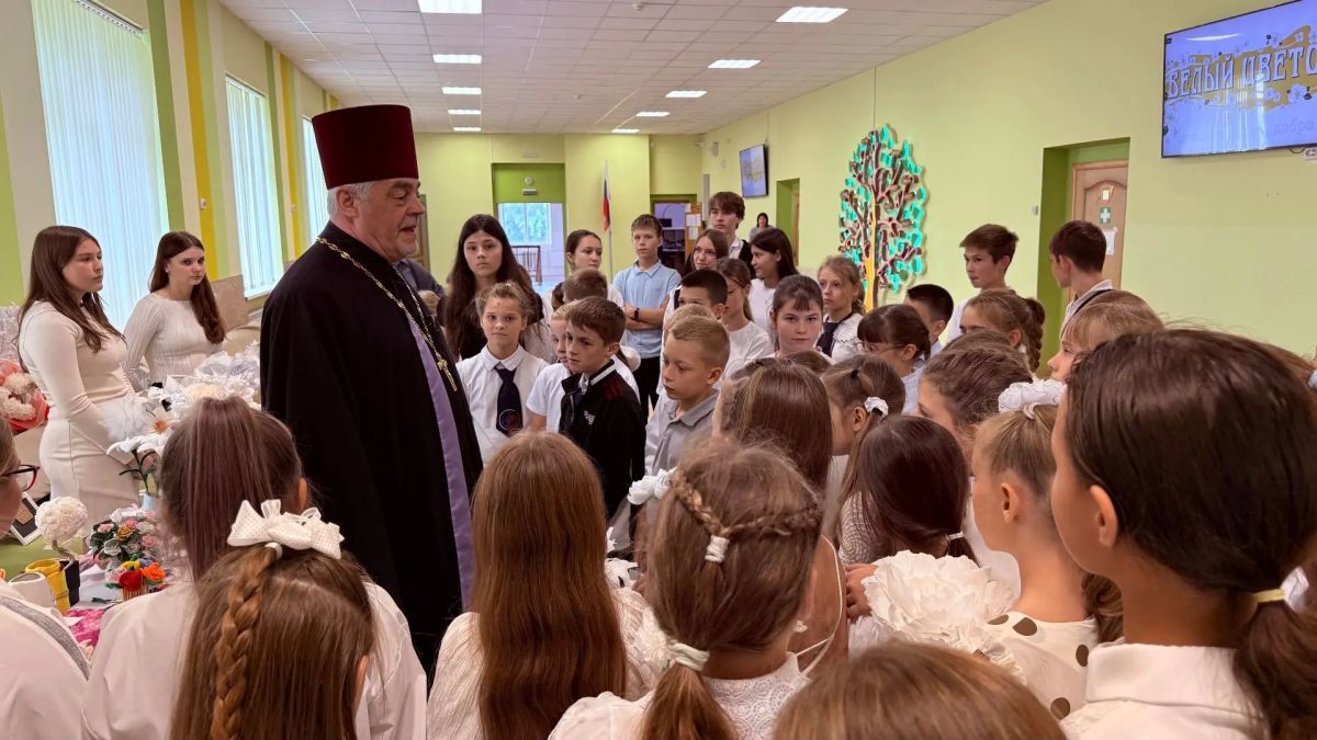 Сегодня, 25 сентября, во всех школах, колледжах и детских садах Республики Крым проходит единый день Всероссийской акция «Белый цветок». Сегодня, 25 сентября, во всех школах, колледжах и детских садах Республики Крым проходит единый день Всероссийской акция «Белый цветок».